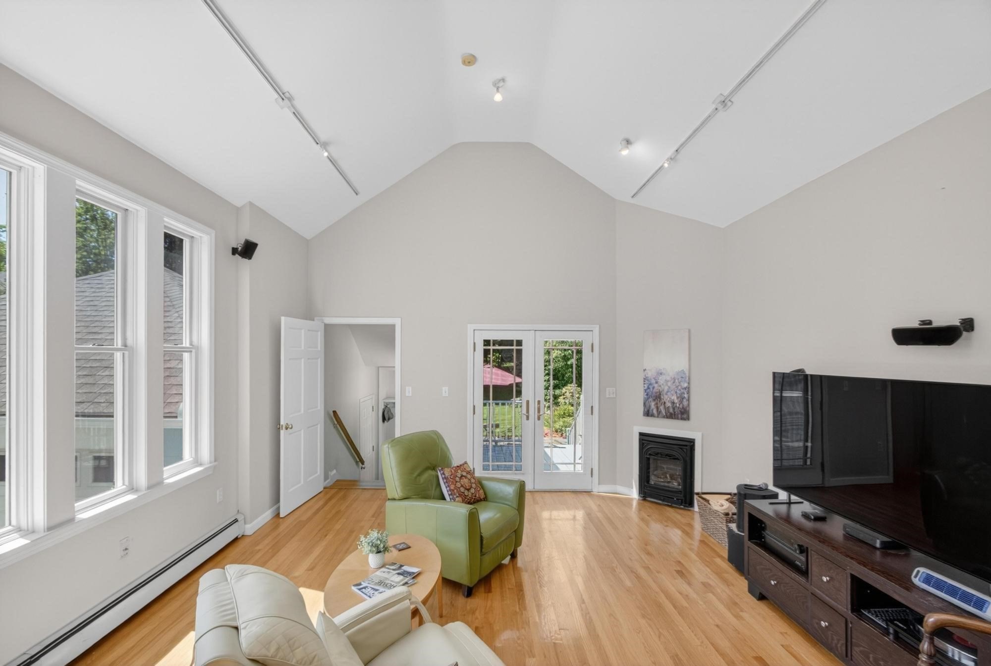 12 Middle St Property Photo 12