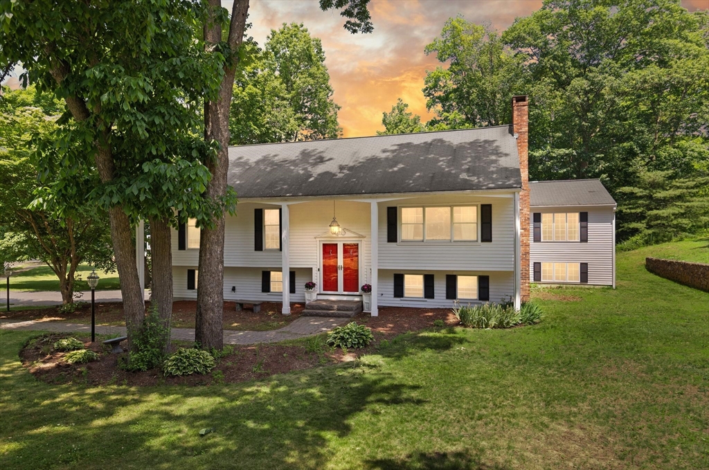 4 Pentucket Ln Property Photo 1