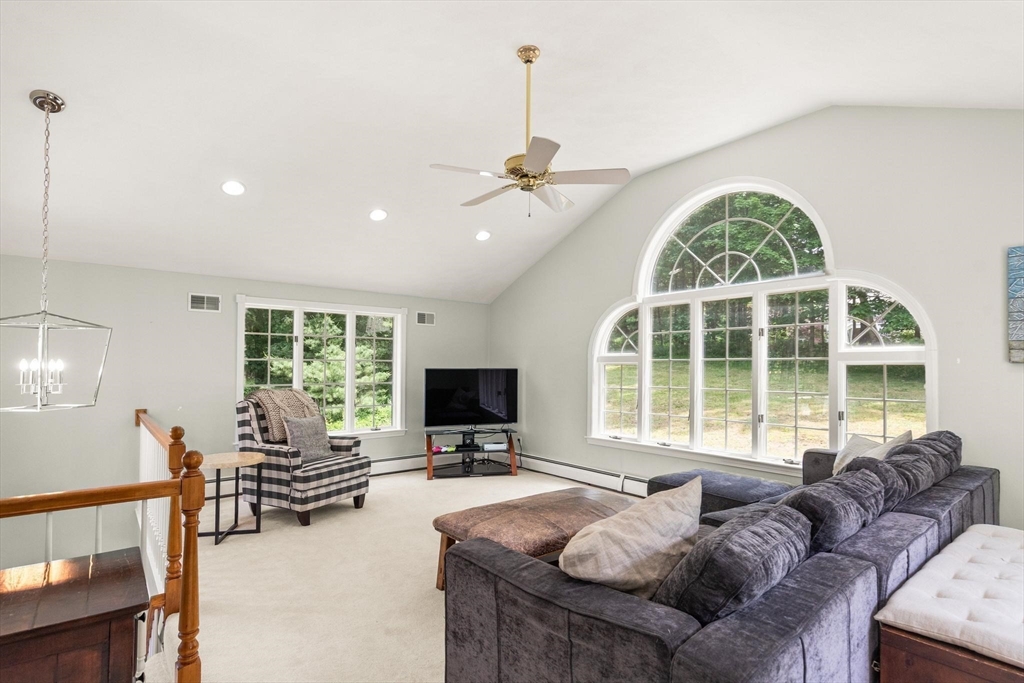 4 Pentucket Ln Property Photo 2