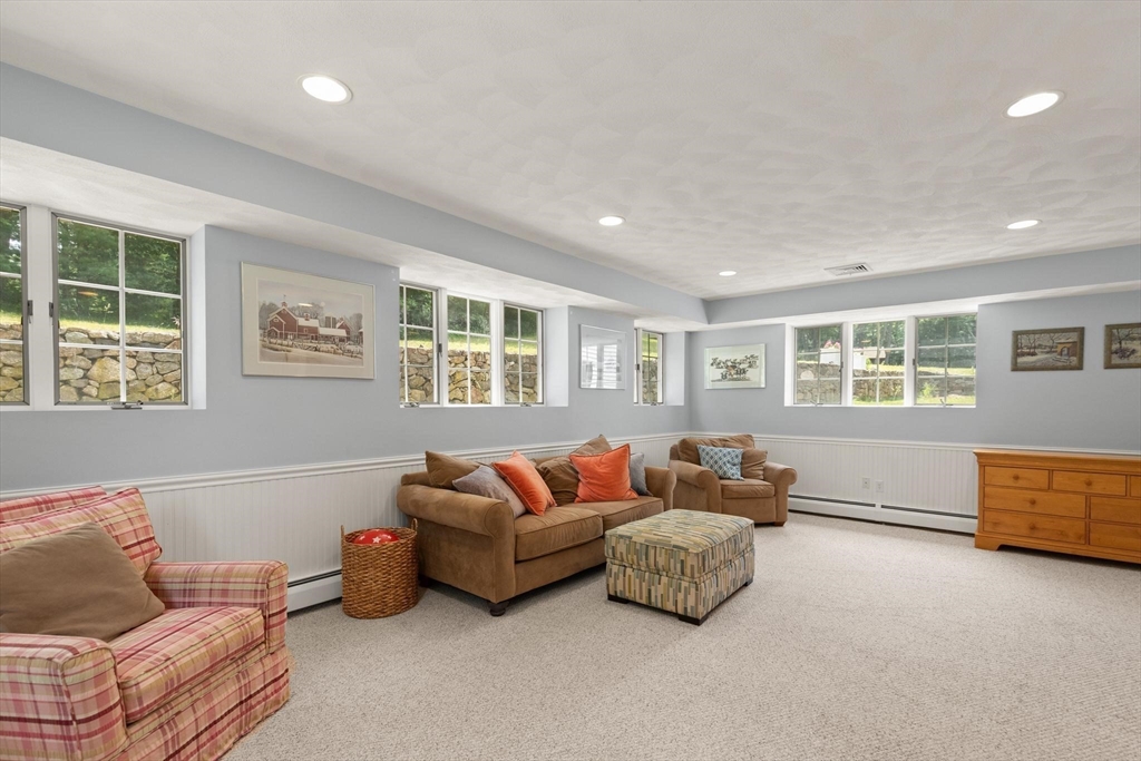4 Pentucket Ln Property Photo 5