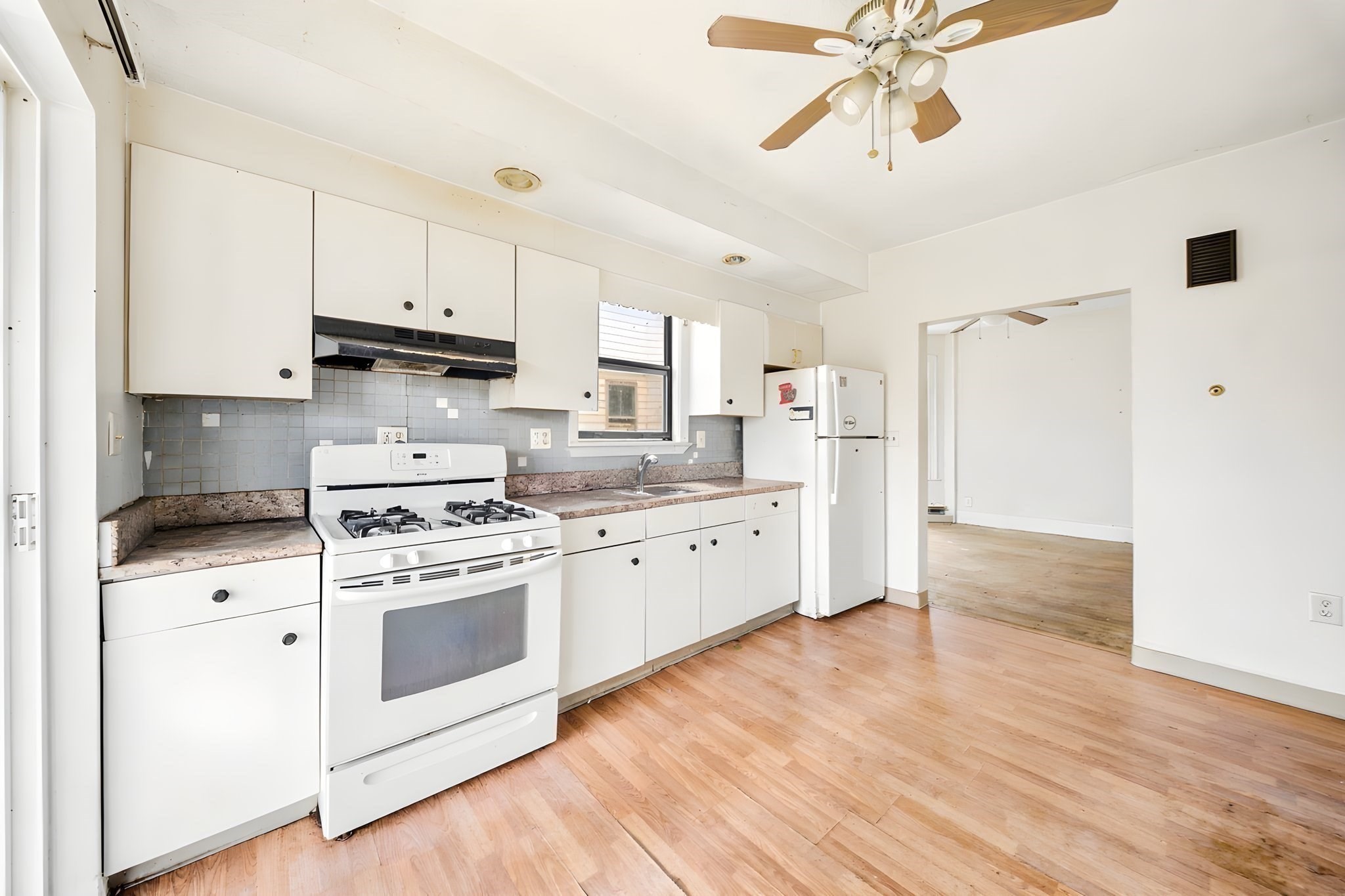 32 Irwin St Property Photo 16