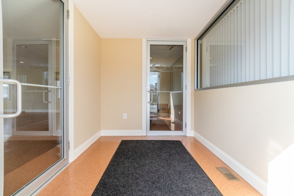 1581 Main Street # R Property Photo 3
