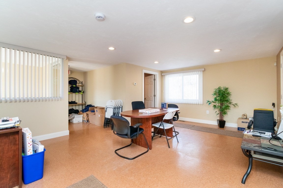 1581 Main Street # R Property Photo 9