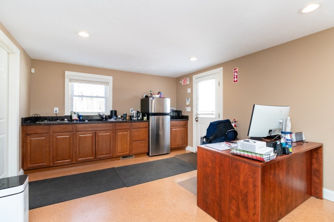 1581 Main Street # R Property Photo 10