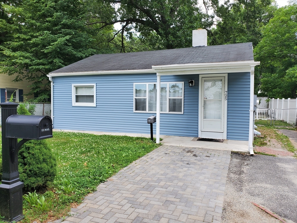 725 Bay St Property Photo 1