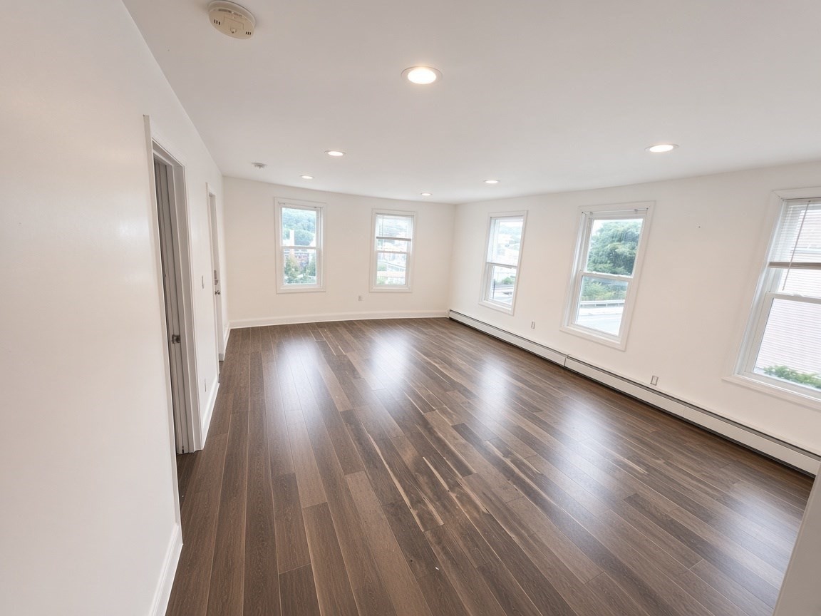 576 Franklin St Property Photo 6