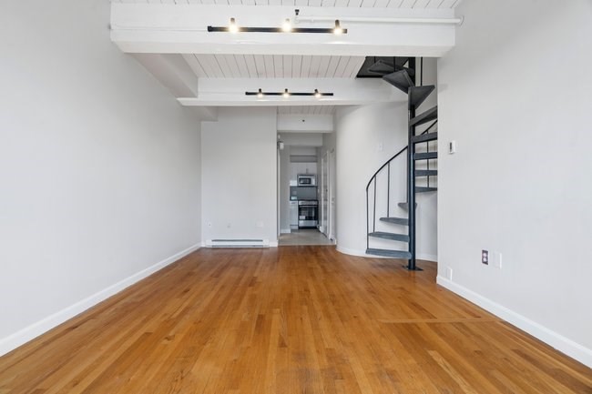 12 Stoneholm Street # 616 Property Photo 8