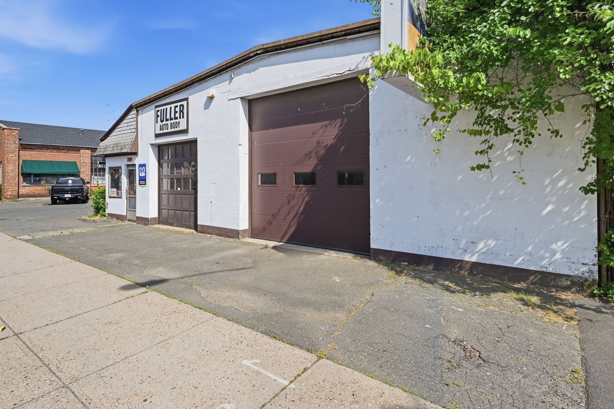 789 Page Blvd Property Photo 2