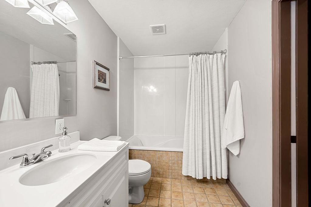 36 Village Rd # 214 Property Photo 24