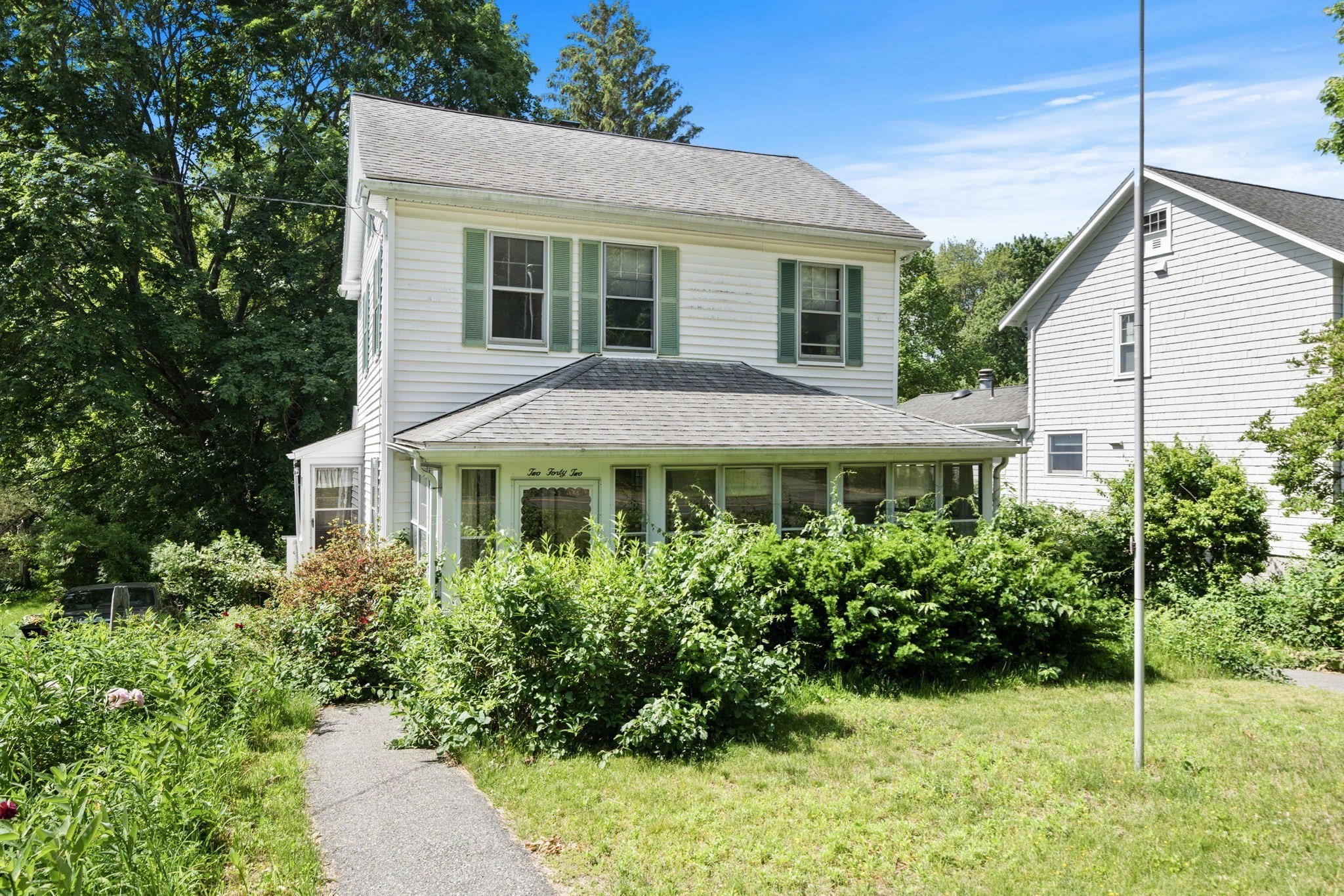 242 Lincoln Street Property Photo 2