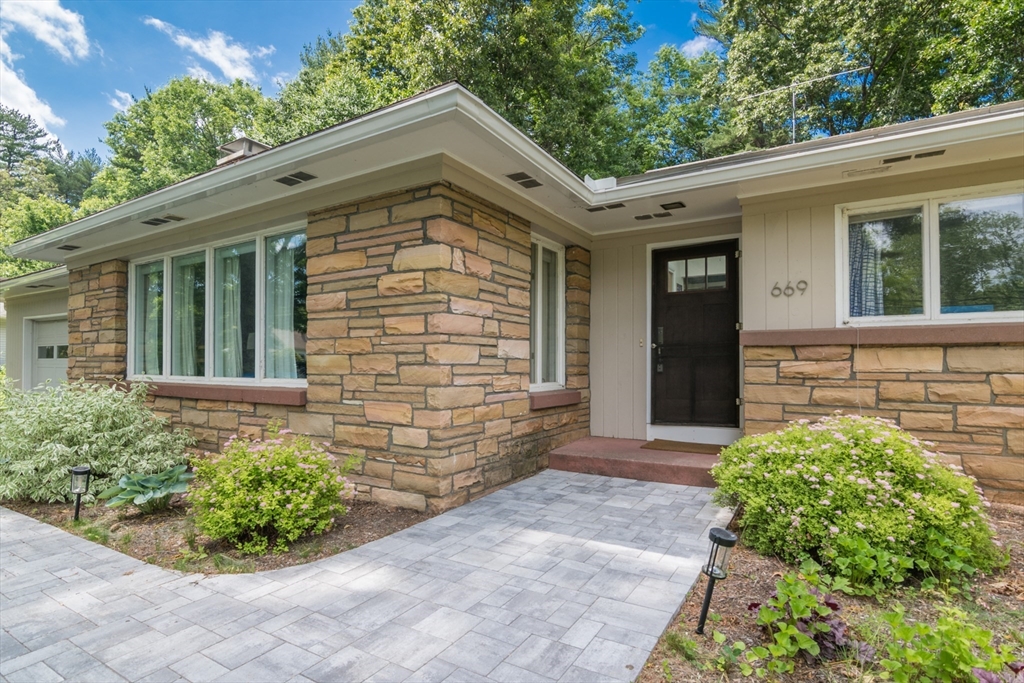 669 Westhampton Rd Property Photo 4