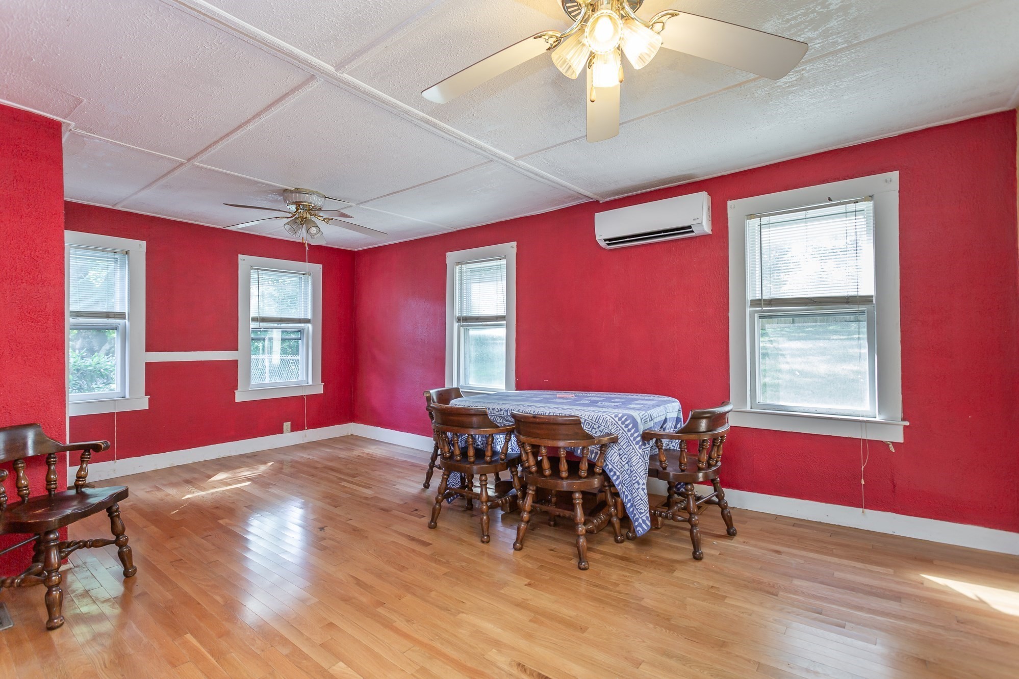 260 King Philip St Property Photo 6