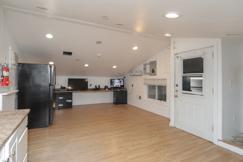330 Montgomery St Property Photo 26