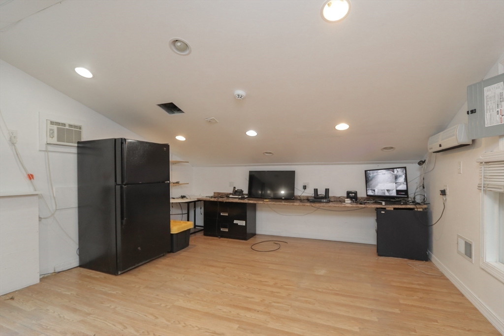 330 Montgomery St Property Photo 27