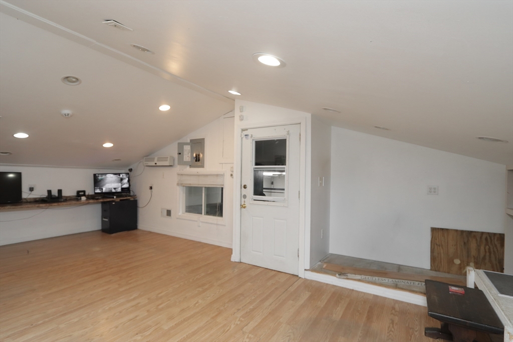 330 Montgomery St Property Photo 28