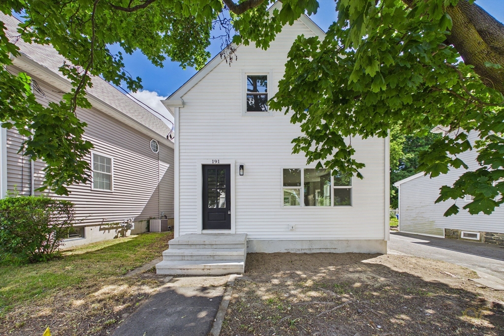 191 Bay St Property Photo 1