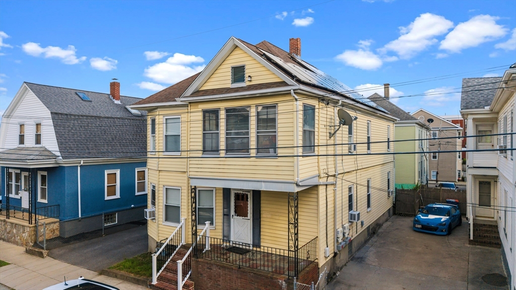 218 Bates St Property Photo 2