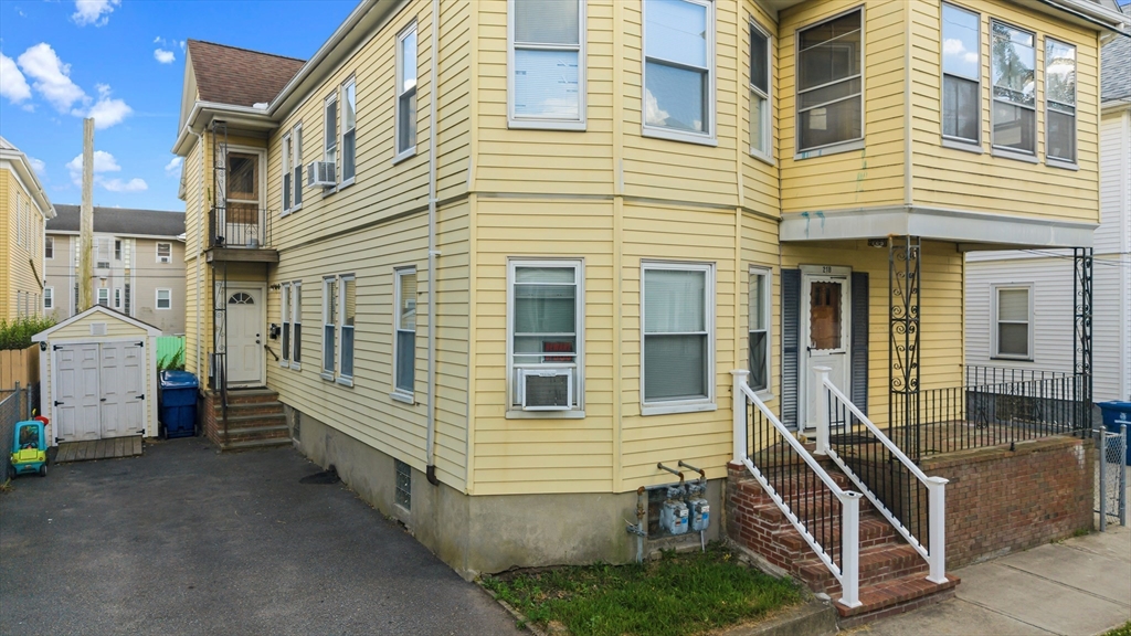 218 Bates St Property Photo 4