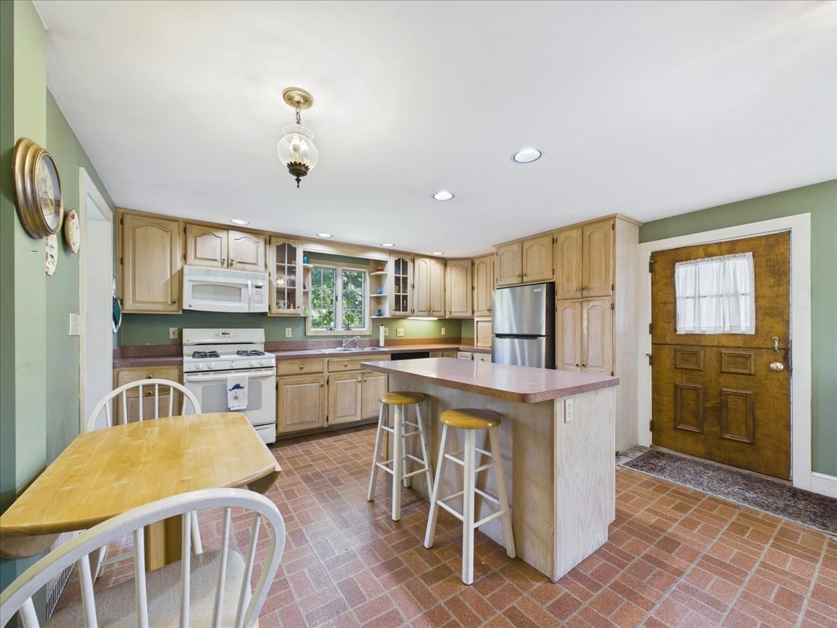 627 S Franklin St Property Photo 3