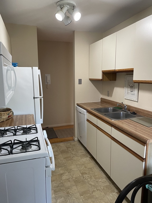 282 Regency Park Dr # 282 Property Photo 6