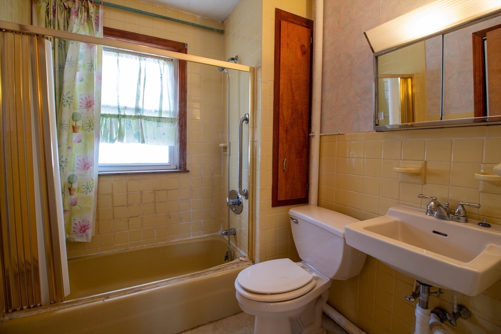 249 Groveland St Property Photo 28