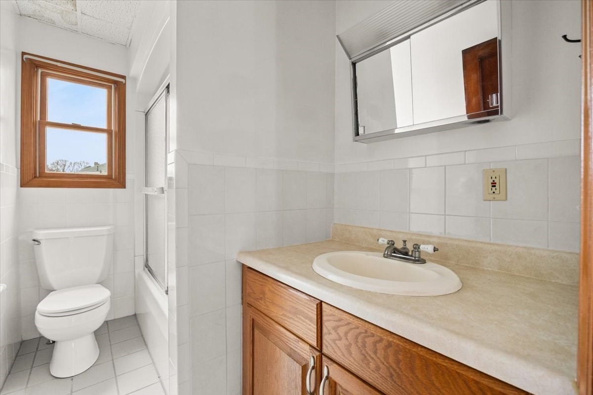 576 Slade St # 2 Property Photo 4