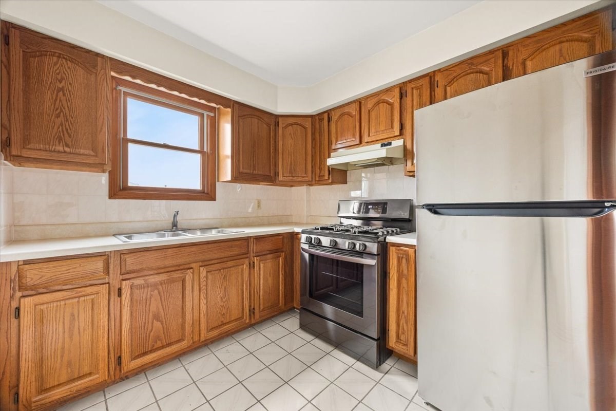 576 Slade St # 2 Property Photo 6