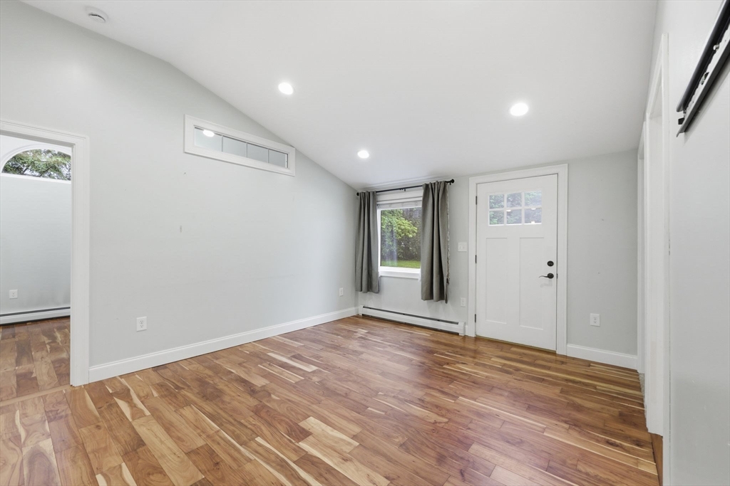 383 Huntington Rd Property Photo 8