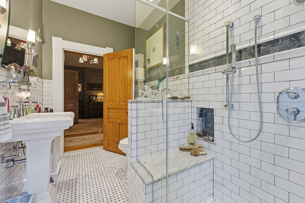 1176 Worthington St Property Photo 34