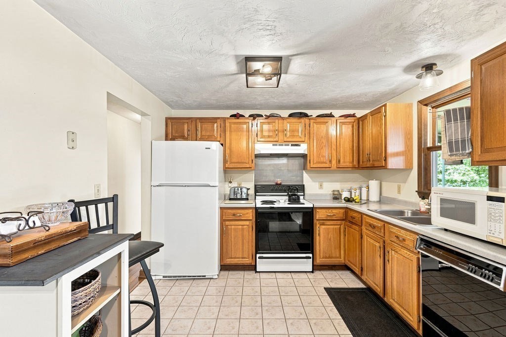 230 Staples St. Property Photo 7