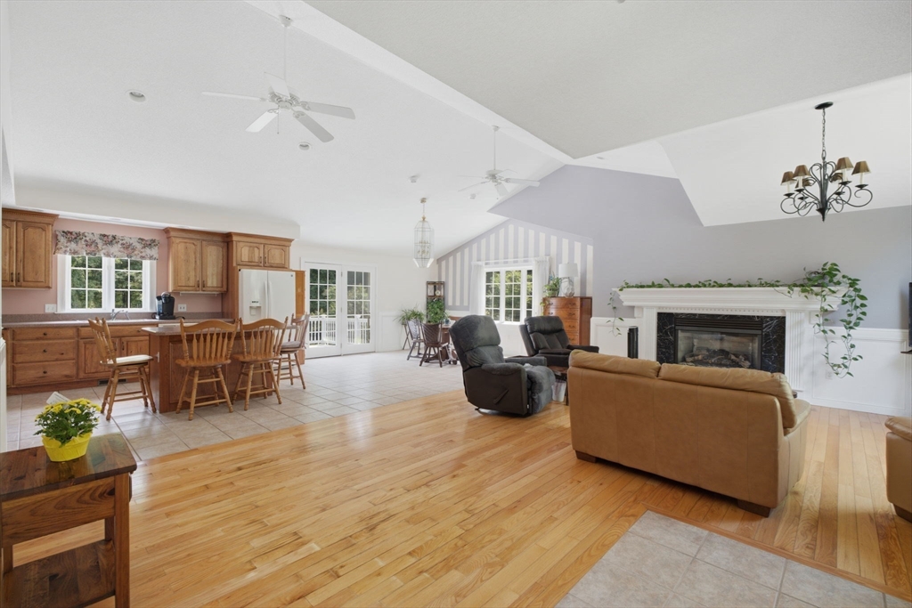 593 Southwick St Property Photo 4