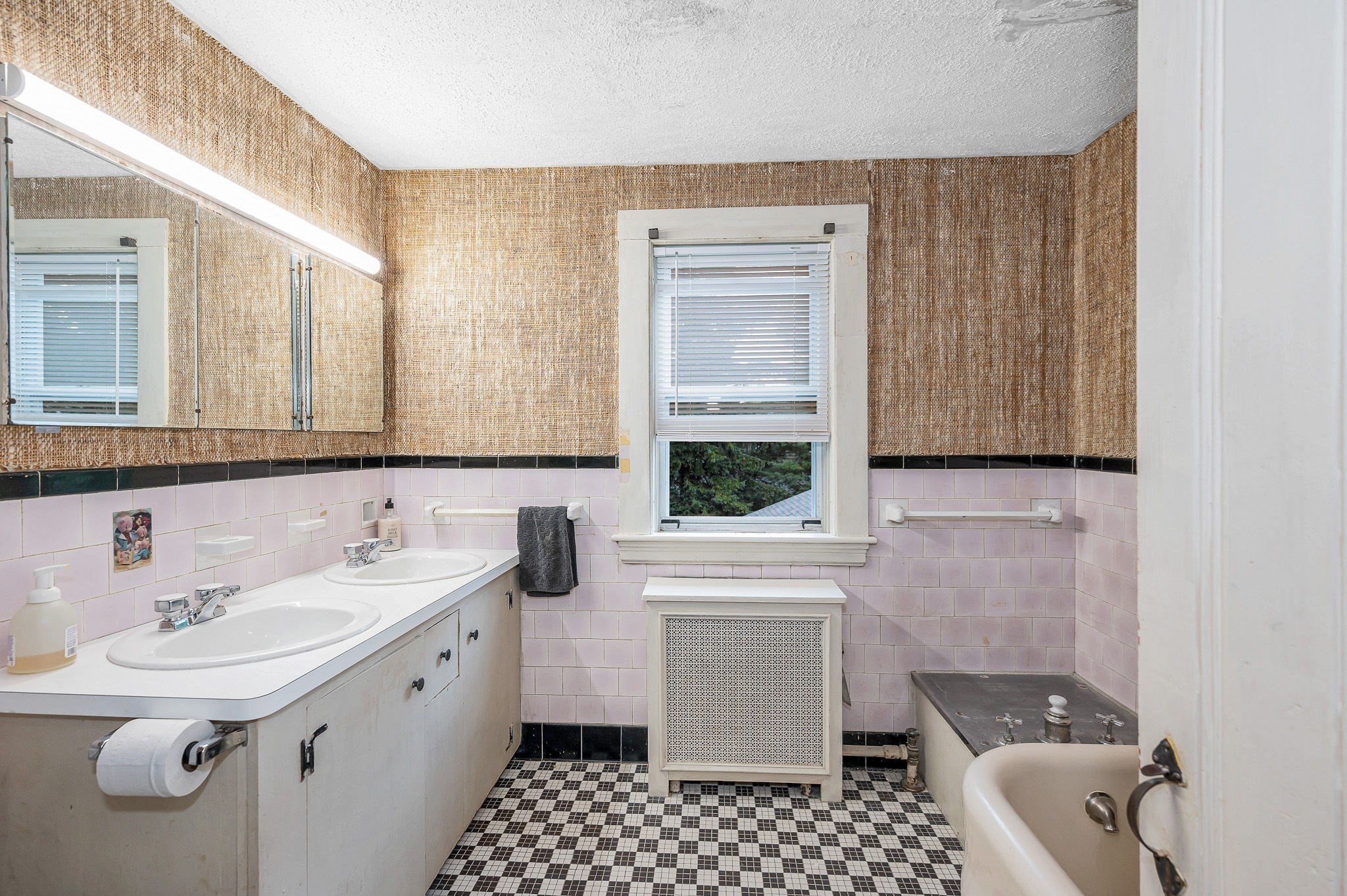 39 Holman Rd Property Photo 29