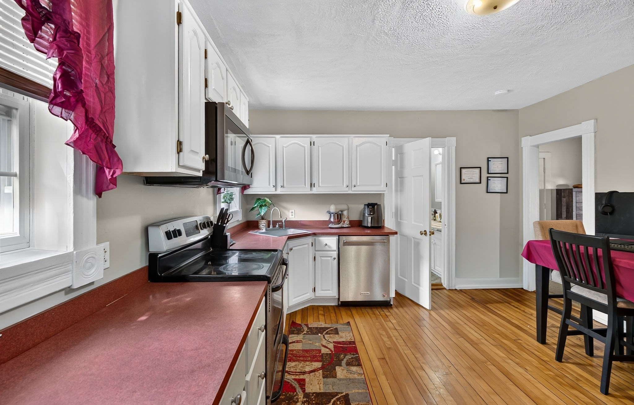 287 Pine St Property Photo 5