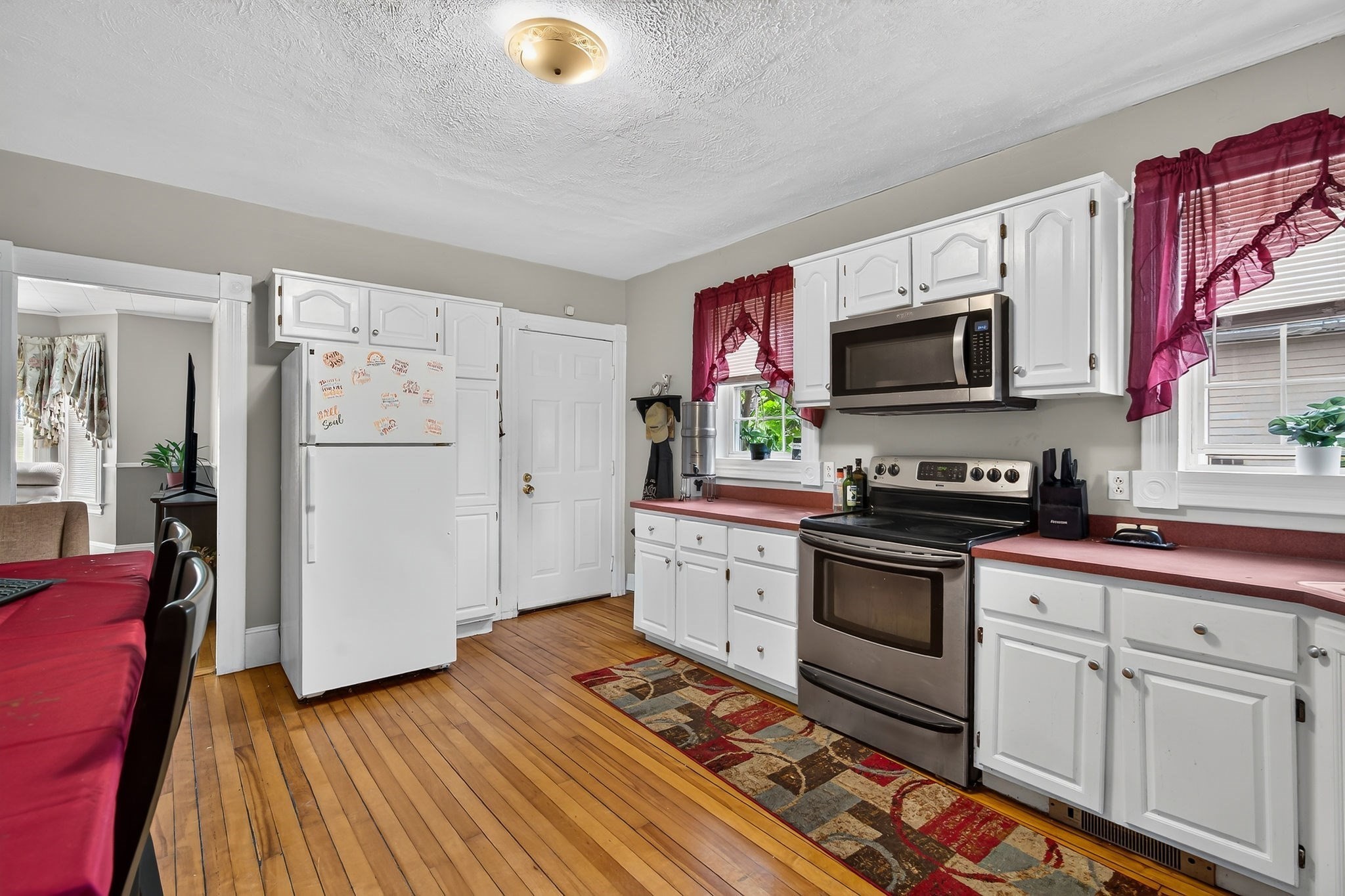 287 Pine St Property Photo 6