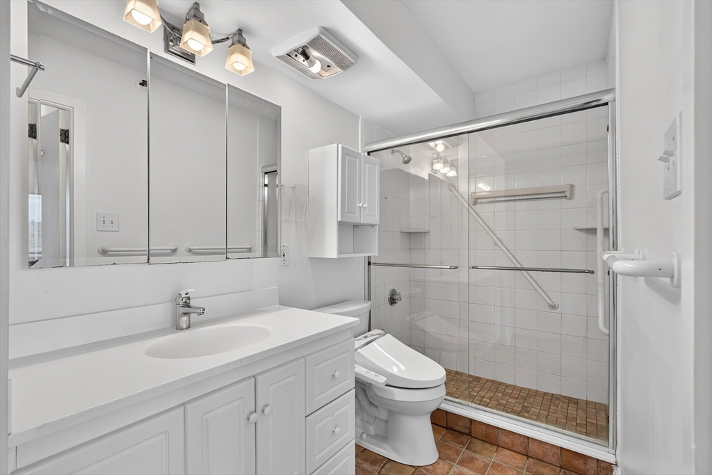 1731 Beacon St # 915 Property Photo 8