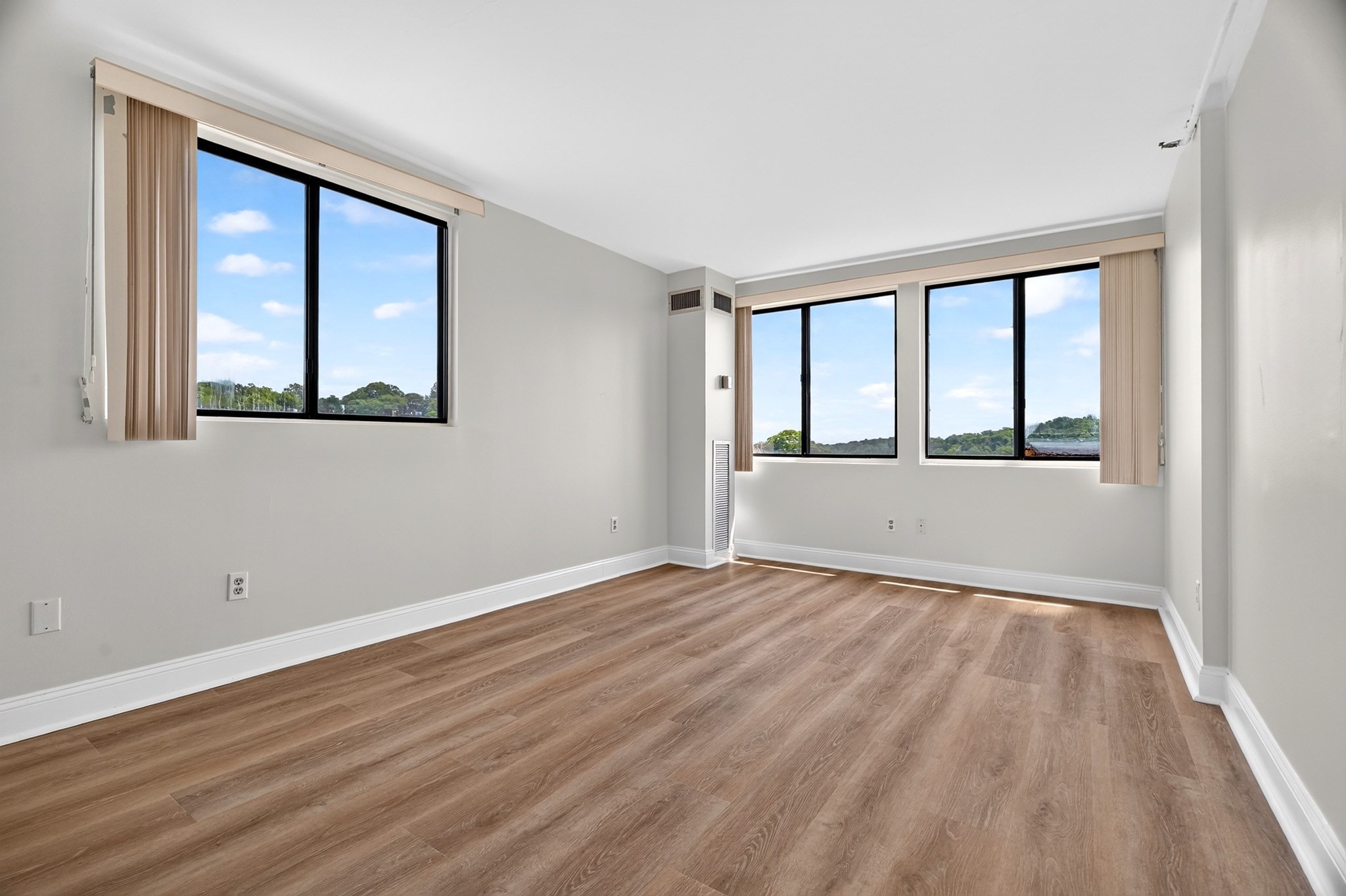1731 Beacon St # 915 Property Photo 9