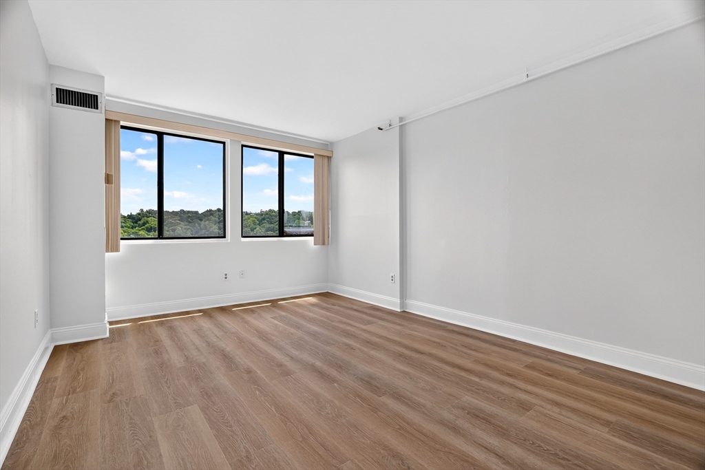 1731 Beacon St # 915 Property Photo 10