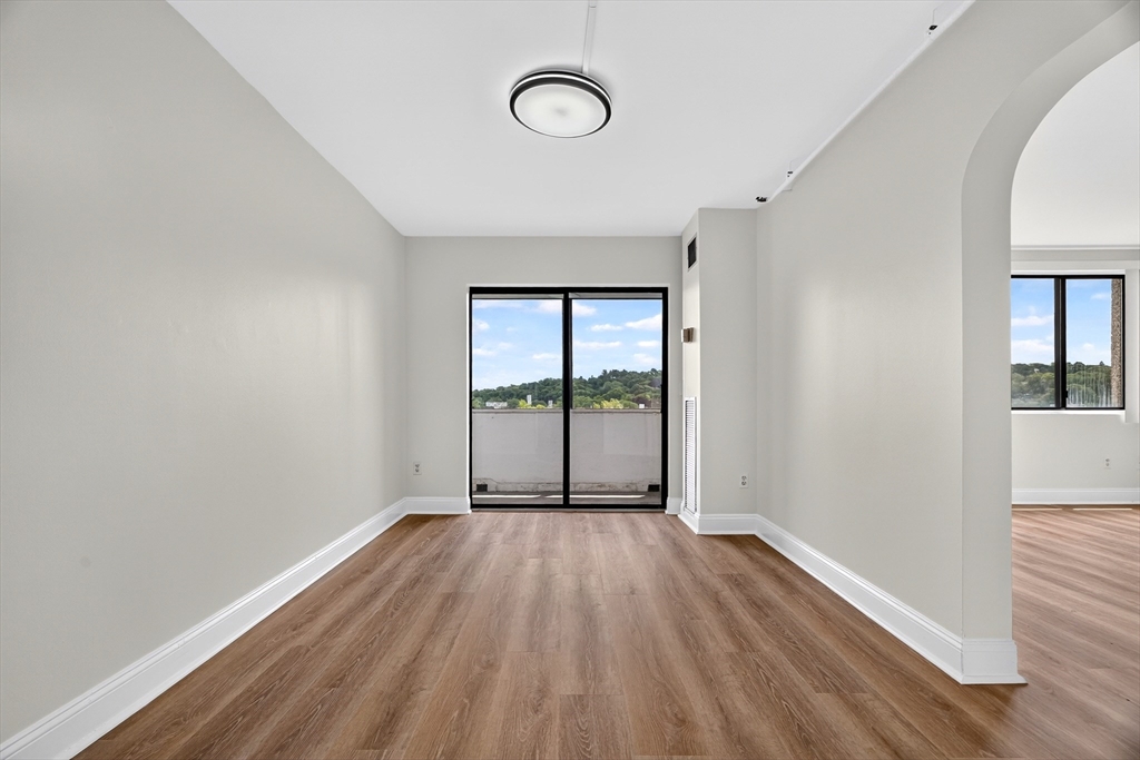1731 Beacon St # 915 Property Photo 15