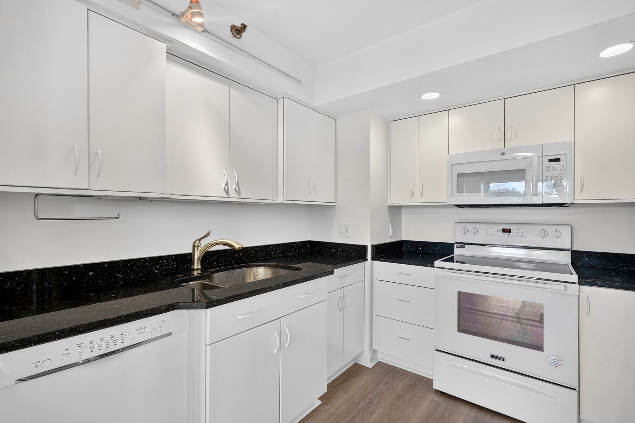 1731 Beacon St # 915 Property Photo 20