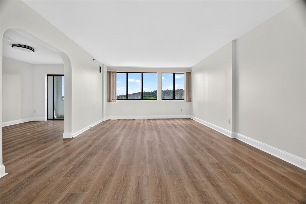 1731 Beacon St # 915 Property Photo 25