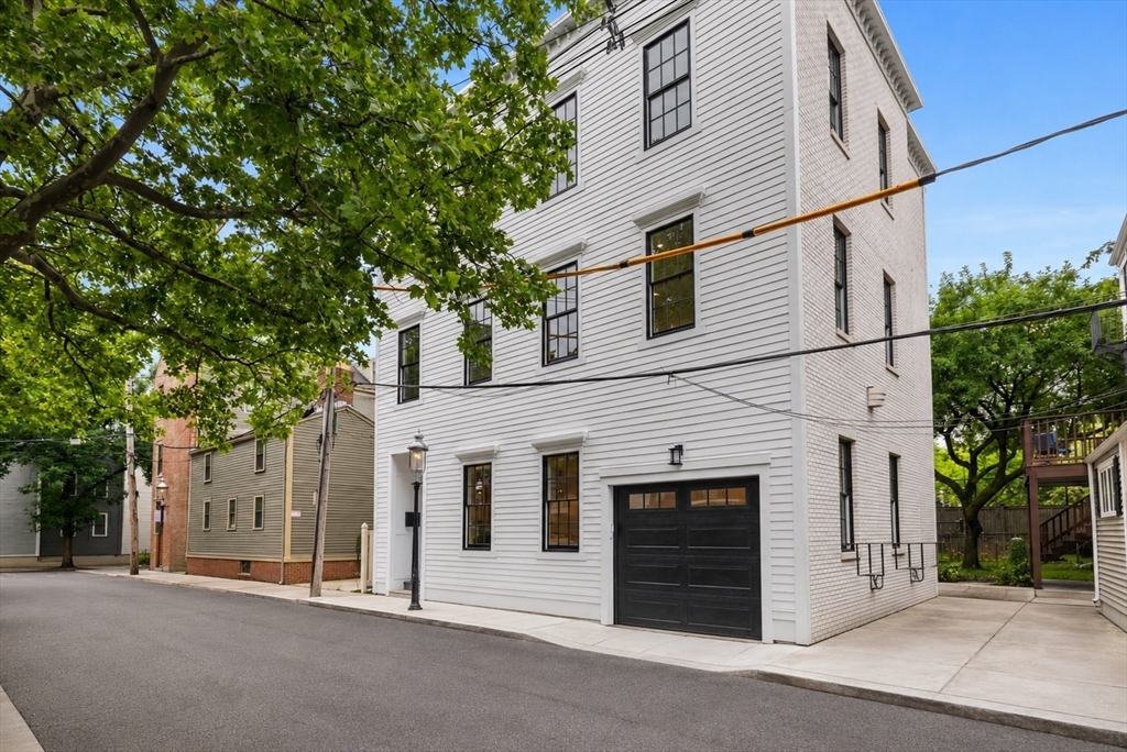 8 Lawrence St Property Photo 2