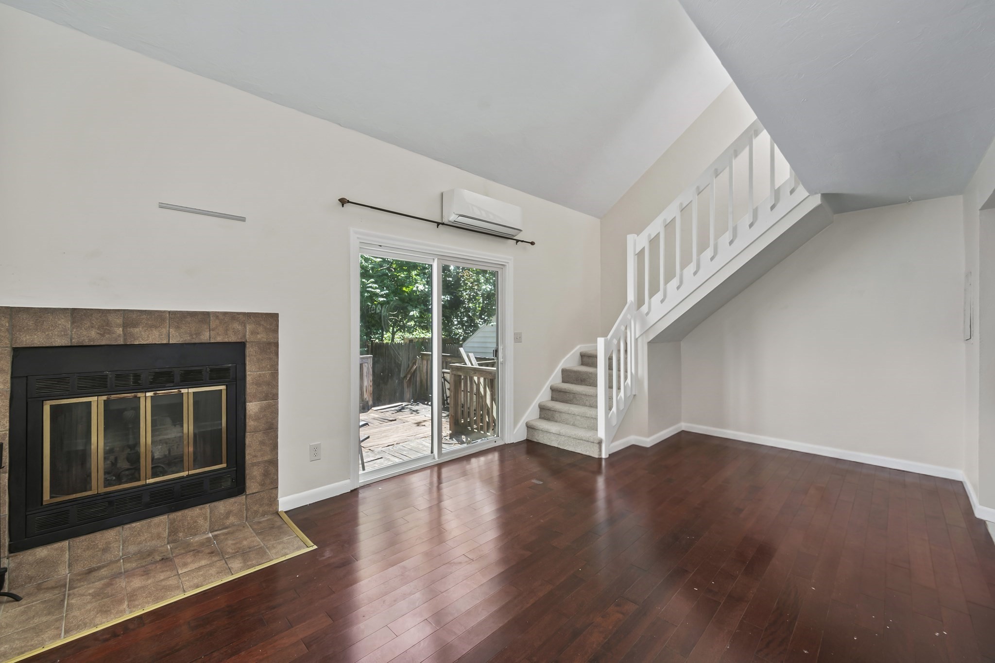 235 Lake St # D Property Photo 2