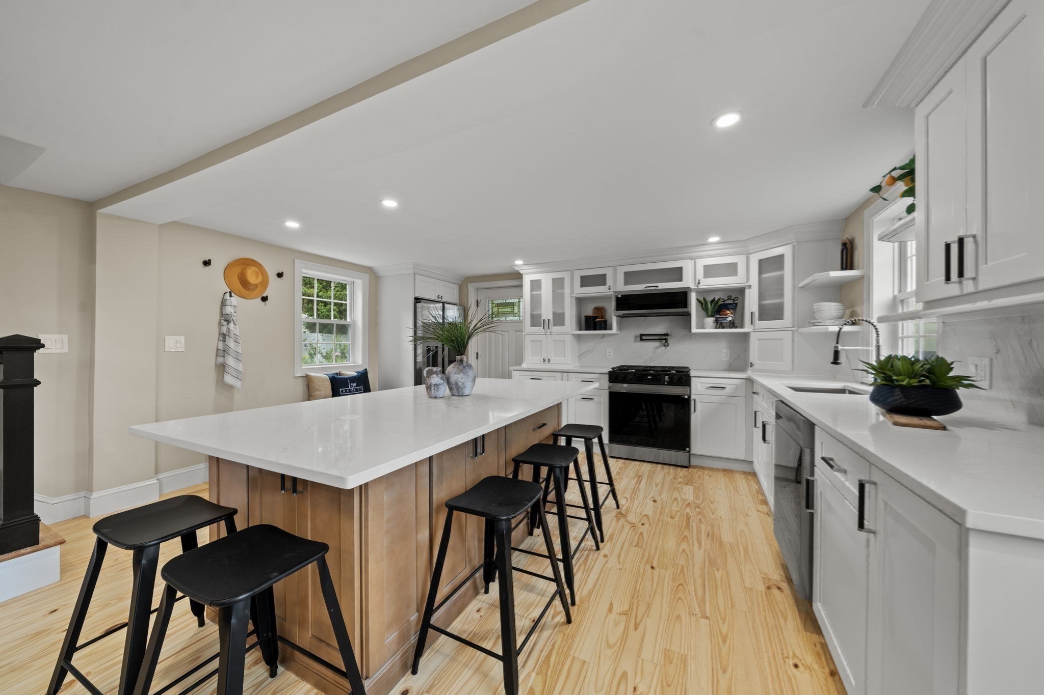 162 High St # B Property Photo 2
