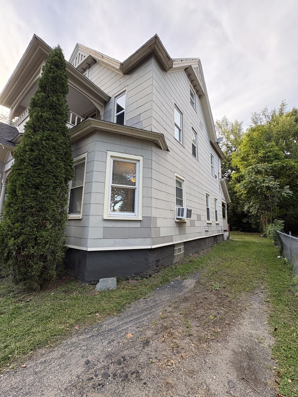 104 Alden St Property Photo 2