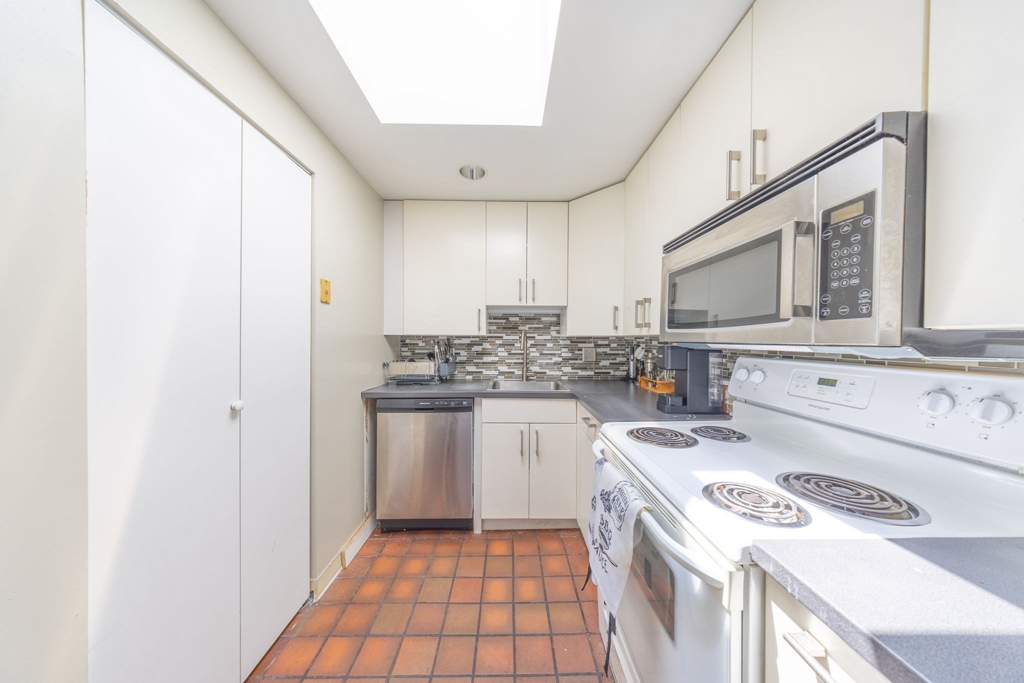 102 Gainsborough St # 402e Property Photo 5