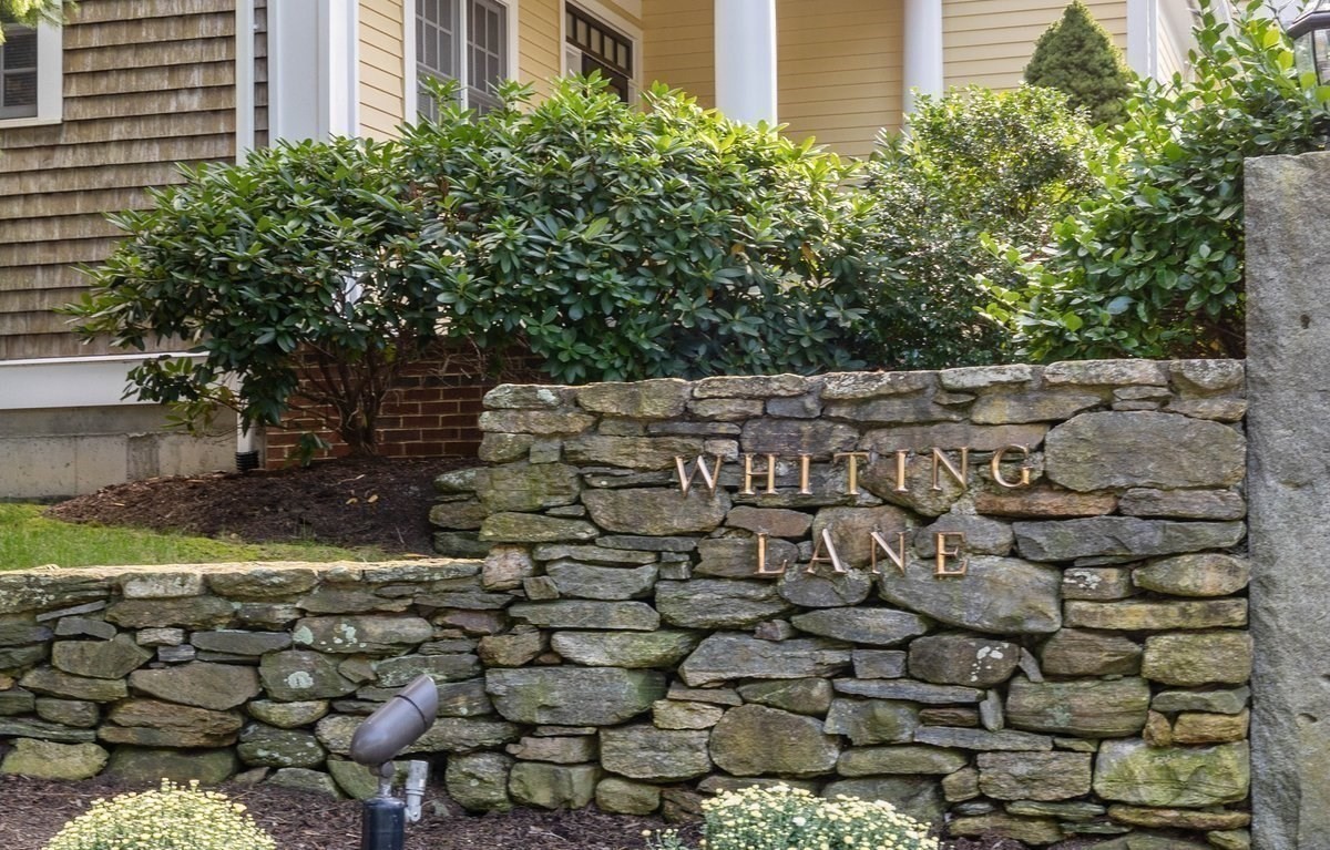 25 Whiting Ln # 25 Property Photo 1