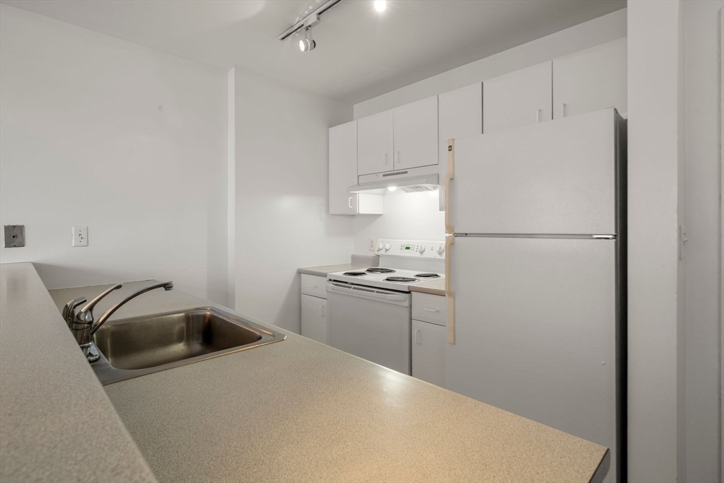636 Beacon St # 505 Property Photo 6