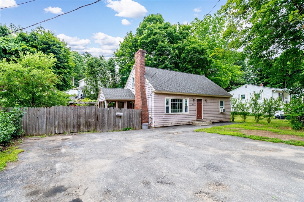 547 Elm St Property Photo 2