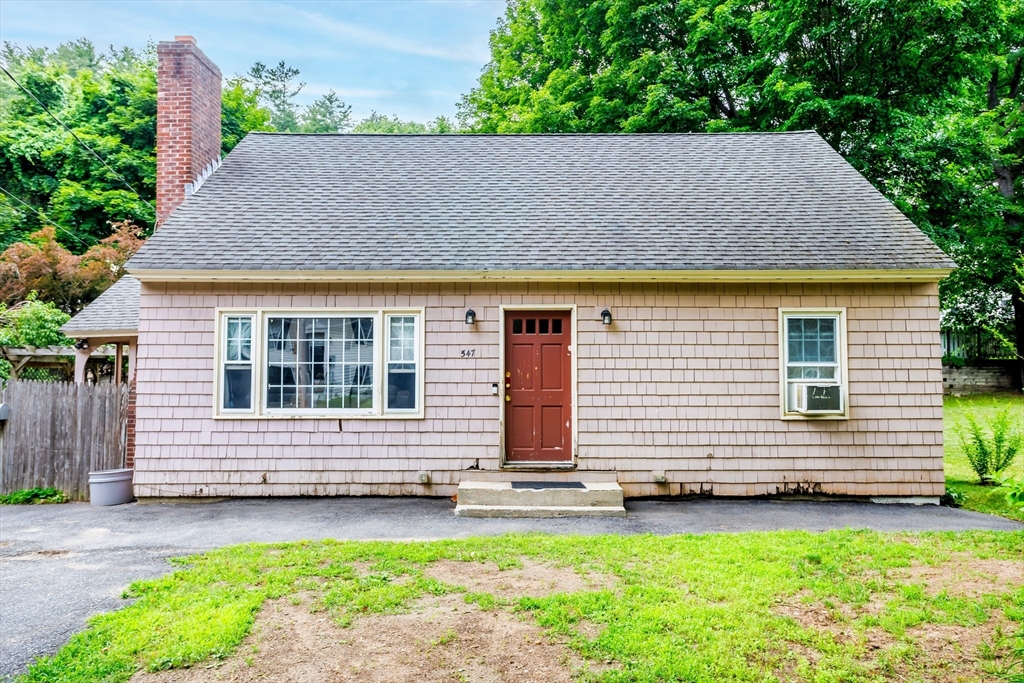 547 Elm St Property Photo 3