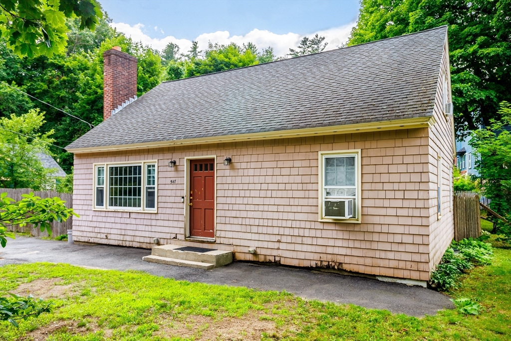 547 Elm St Property Photo 4